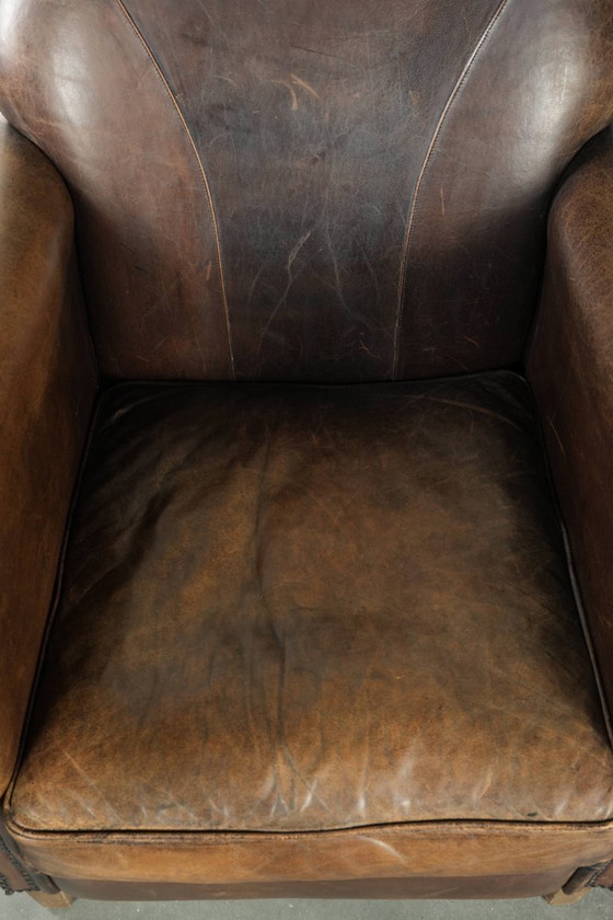 Image 1 of Elegante poltrona/rubinetto di design in pelle di pecora con una splendida patina.