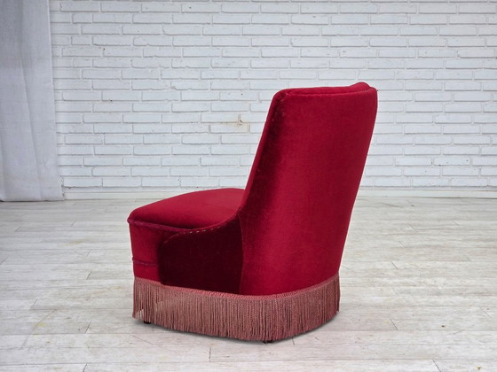 Image 1 of Fauteuil danois des années 1960, revêtement d'origine en velours rouge, pieds en bois de hêtre.
