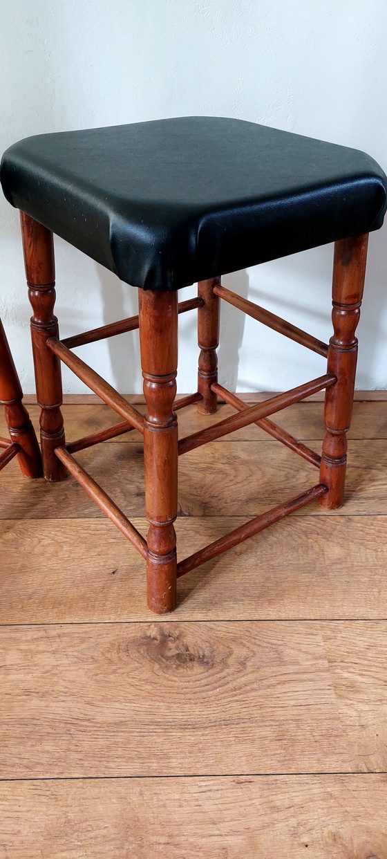 Image 1 of 2 sgabelli belli e robusti, rivestiti in similpelle, come nuovi.