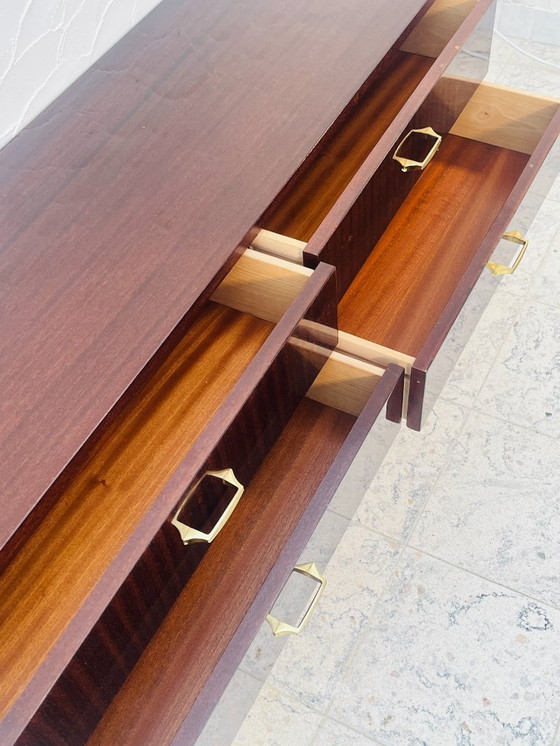 Image 1 of Vintage ladekast uit de jaren 60 met taps toelopende messing poten, Italiaans design.