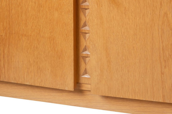 Image 1 of Aparador de roble y chapa de roble. Años 60/70.