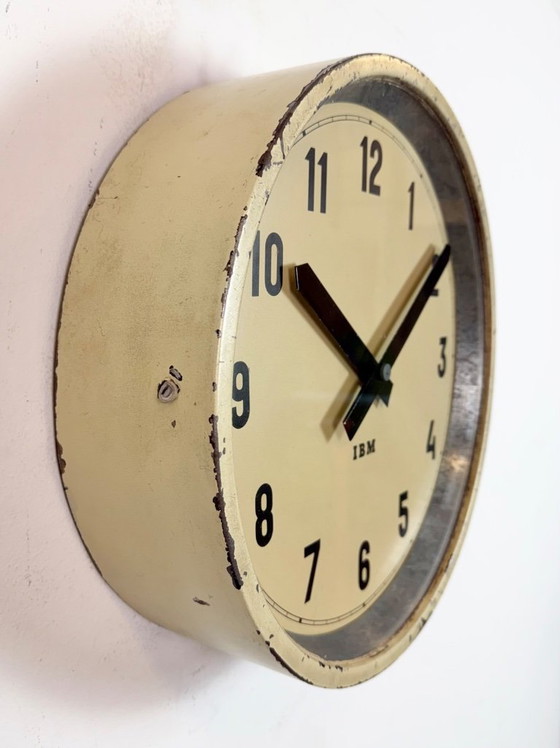 Image 1 of Reloj de pared industrial color beige de IBM, década de 1950.