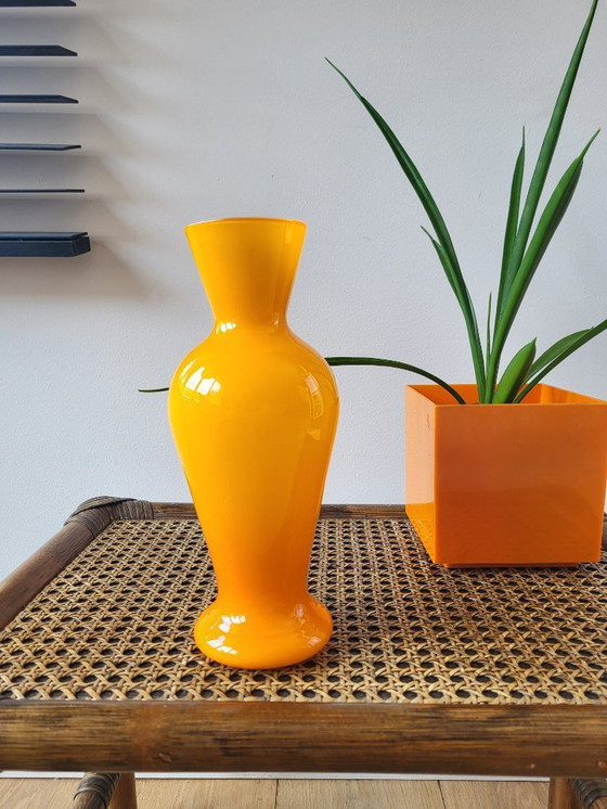 Image 1 of Vintage opaline glazen vaas, oranje, Mid century, Italy, jaren 1960
