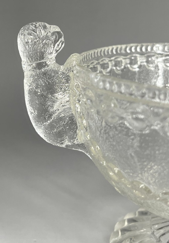 Image 1 of Antica ciotola in vetro pressato con piedistallo e manici a forma di cane – Decorazione a ghirlanda di catene (circa 1900)