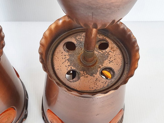 Image 1 of PAAR VINTAGE BRUTALISTISCHE HANGLAMPEN UIT DE JAREN 70, GEMAAKT VAN KOPER EN ORANJE PLASTIC.