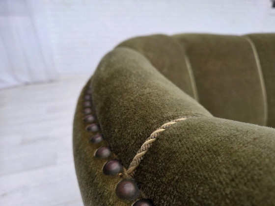 Image 1 of Dänisches 2-Sitzer-Sofa „Banane“ aus den 1970er Jahren, grüner Möbelveloursbezug, Beine aus Eichenholz.