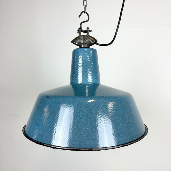 Image 1 of Industrielle Fabriklampe aus blauem Emaille mit gusseisernem Aufsatz, 1960er Jahre