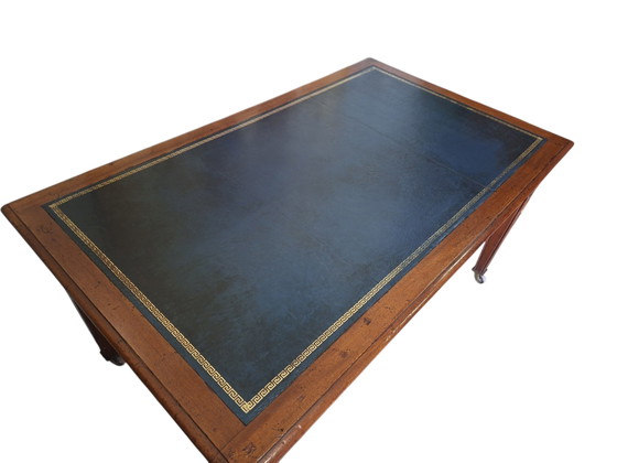 Classic English writing desk with inlaid leather, beautiful aged look, dimensions 153x90cm and 76cm high. (photo 4 of 5)