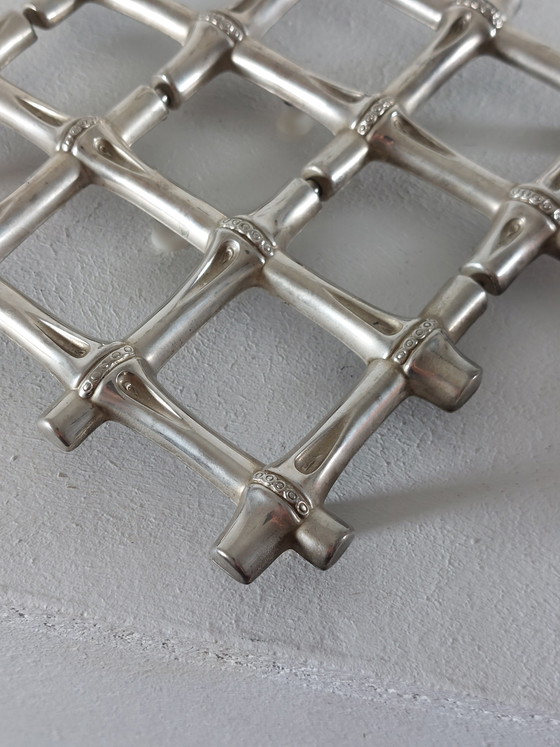 Image 1 of Sottobicchiere allungabile in stile vintage metà secolo, in metallo, con decorazioni in bambù.