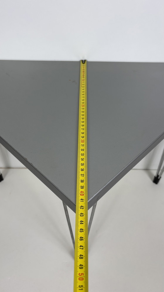 Image 1 of Table d'angle/d'appoint Pin Age grise, design danois, Arne Jacobsen