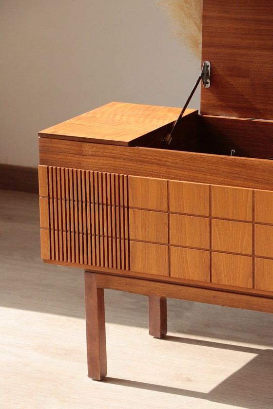 Image 1 of Giradischi vintage HMV 2351 – Mobile audio inglese anni '70