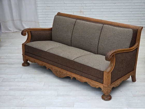 Image 1 of 1950er Jahre, dänisches 3-Sitzer-Sofa, Möbelwolle, massives geschnitztes Eichenholz.