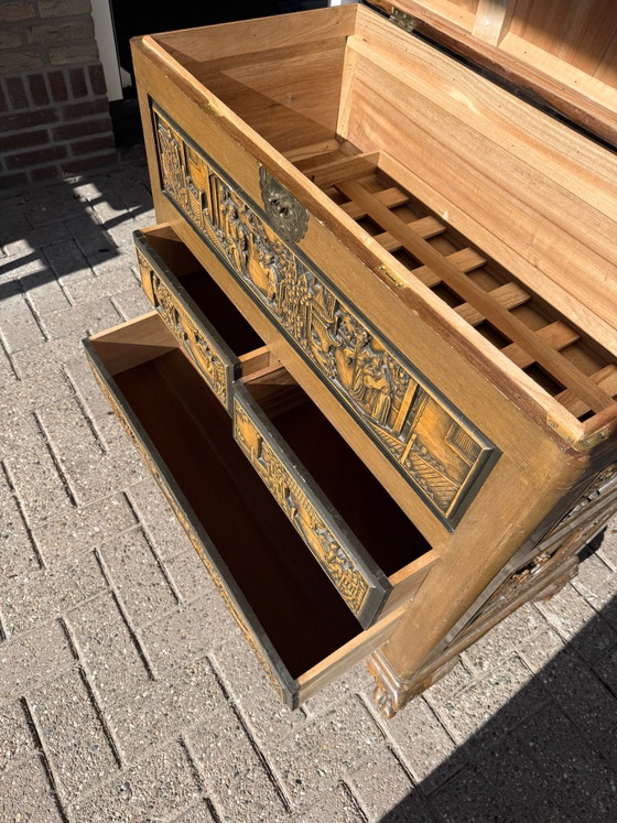 Chinesische Deckenkiste – Kommoden, Holz, Messing (photo 6 of 11)