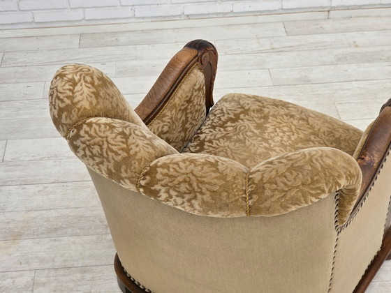 Image 1 of Deense relaxfauteuil uit de jaren 50, bekleed met velours en gesneden eikenhout.