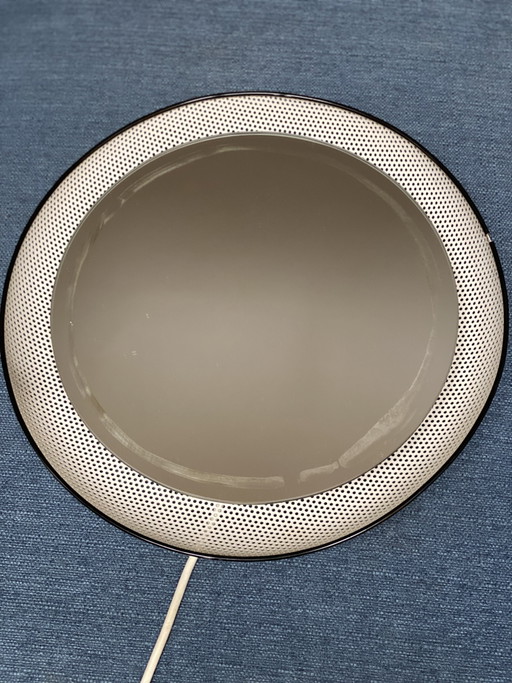 Espejo de metal perforado blanco con iluminación de fondo 