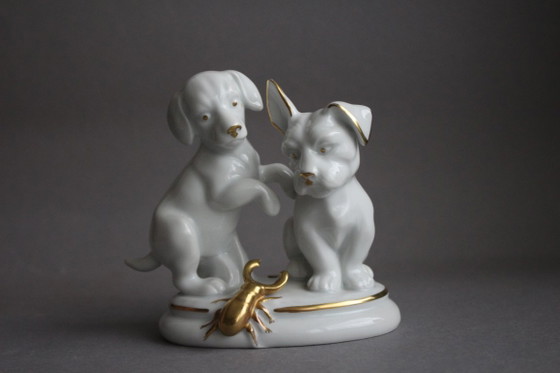 Image 1 of Porzellan Figurengruppe 2 Hunde mit Hirschkäfer weiß mit Goldapplikationen Marke Bedu