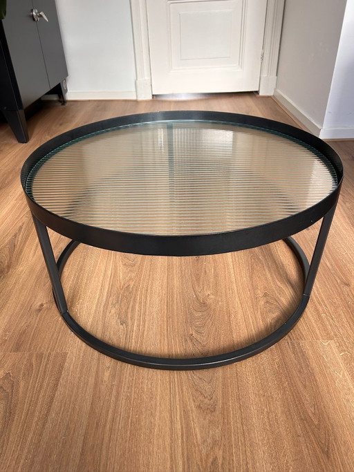 Dutchbone Boli – runder Couchtisch | schwarzes Metall & geriffeltes Glas