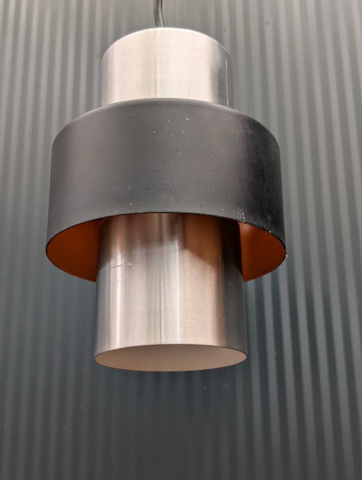 Lampada a sospensione Lakro in alluminio spaziale, interno nero e arancione