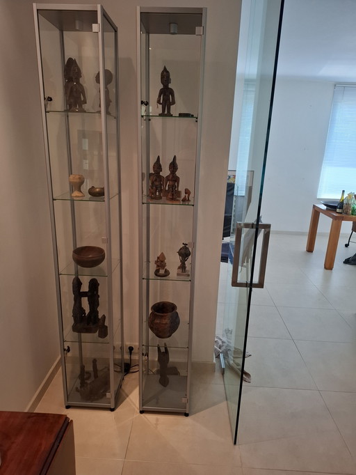2 vitrines en forme de pilier avec lumière et serrure 210cm de haut