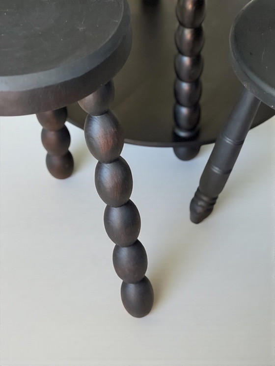 Image 1 of Ensemble table d'appoint et 2 tabourets, bois teinté noir Circa 1950