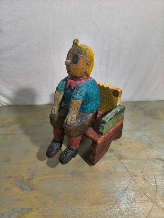 Image 1 of Kuifje op een houten bankje 