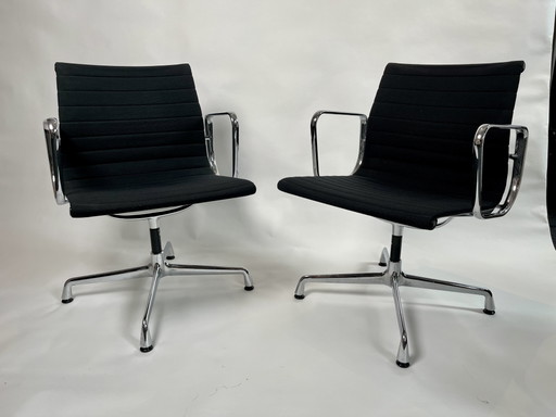 4 x chaises pivotantes Vitra Eames EA 108 noires Hobsak