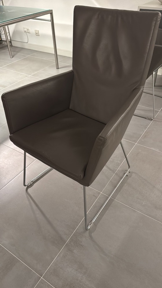 Image 1 of Sedie con etichetta e tavolo e lampada di design