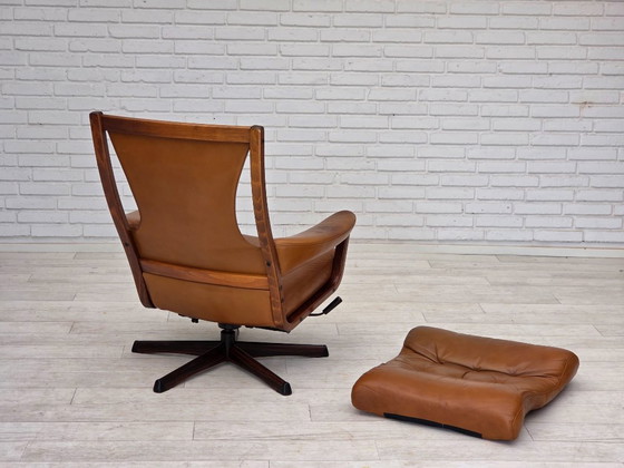 Image 1 of Años 70, diseño sueco de Gote Möbler, silla giratoria con reposapiés, cuero.