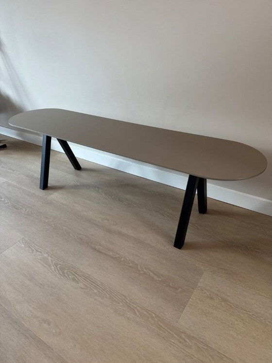 Panca moderna con rivestimento tessile color crema, Studio Henk, Panche, Metallo (foto 2 di 5)