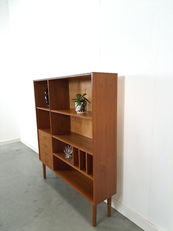 Image 1 of Deens teak vakkenkast met lades en hoge poten, vintage wandkast