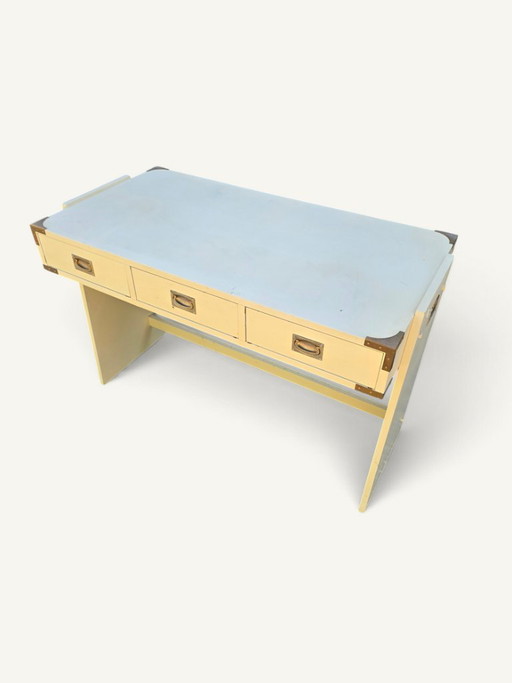 Scrivania vintage in stile country, realizzata in legno laccato color crema e ottone. – bureau, Wood, Brass (photo 2 of 5)