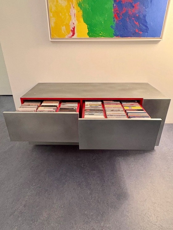 Image 1 of Zinc coulé avec art rouge Arno Kortschot Meuble CD
