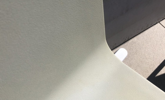 Image 1 of set van 2 grijze, comfortabele design-stoelen van het merk vitra. in goede staat