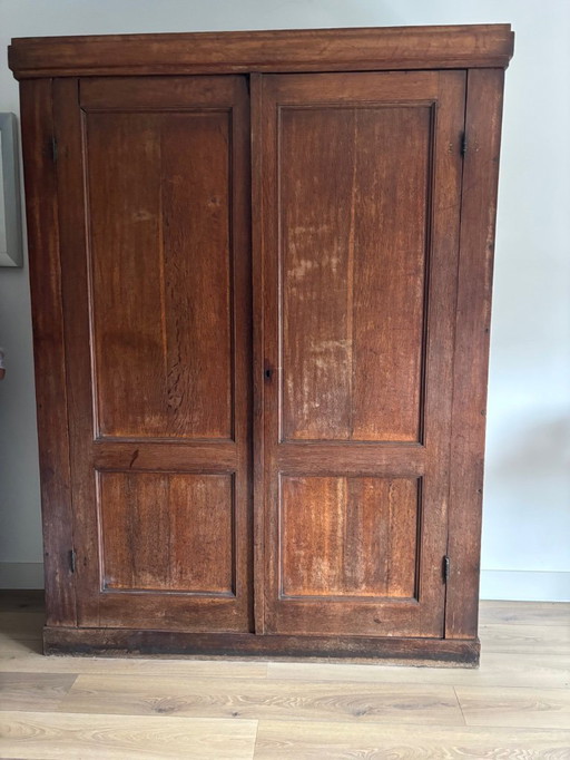 armadio antico in rovere per la biancheria