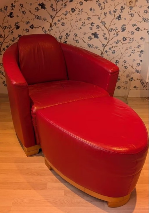 Wunderschöner Ledersessel mit Hocker.