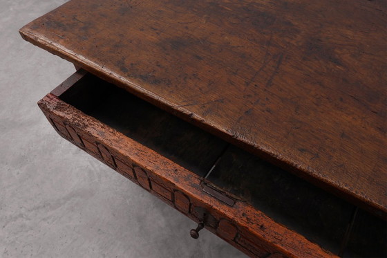 Image 1 of Mesa auxiliar de roble tallada a mano en estilo wabi wabi, España, Siglo XVII