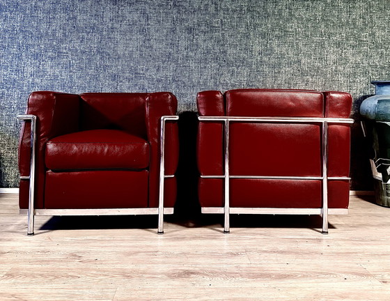 Image 1 of 2 vintage LC2 Le Corbusier stoelen in rood leer, Italië, jaren 80