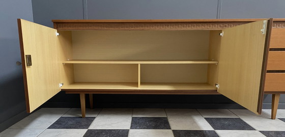 Image 1 of Dressoir uit de jaren 70 met decoratieve lijn boven de deuren.