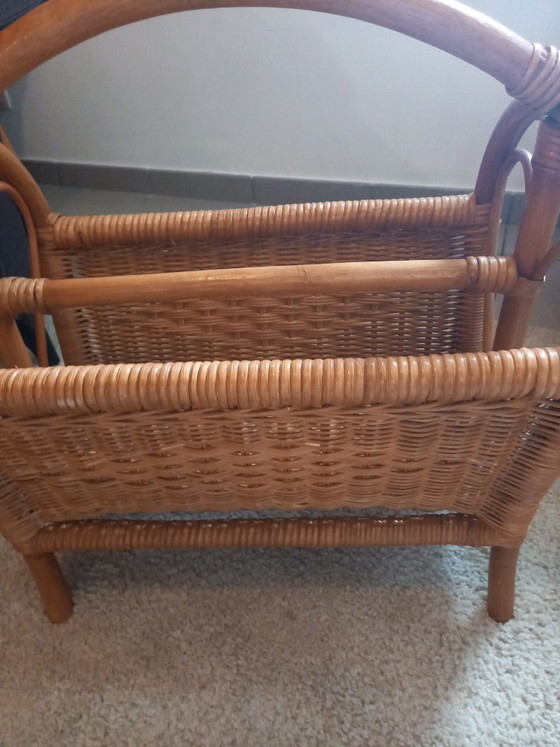 Bellissimo portariviste vintage in rattan (photo 4 of 5)