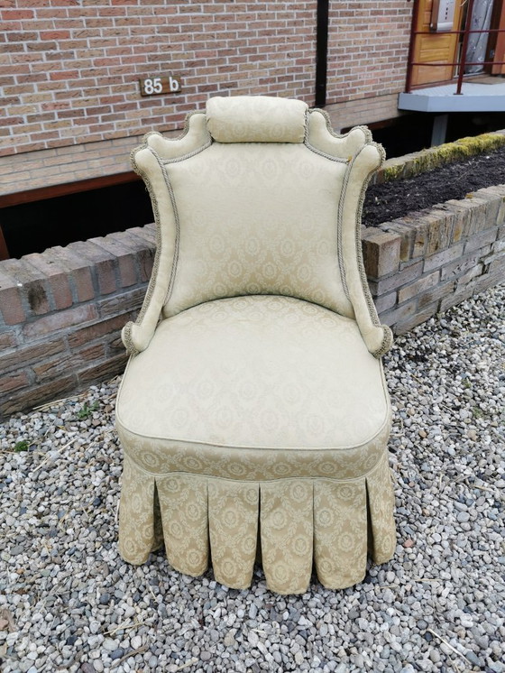 Image 1 of Antiker Strickstuhl mit Originalstoff und plissiertem Rock