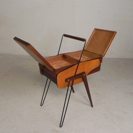 Image 1 of Coffre à couture vintage, coffre de rangement pliable à pieds inclinés, années 1950