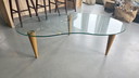 table basse vintage en verre en forme de rein