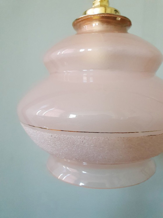 Image 1 of Lampada a sospensione vintage rosa - vetro opalino con bordo decorativo satinato