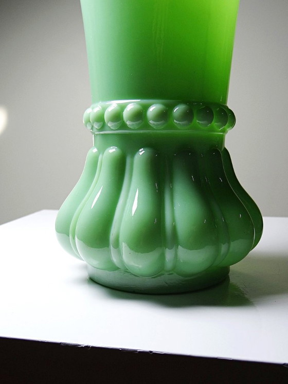 Image 1 of Große antike, geformte Vase aus jadegrünem Opalinkristall, ca. 1900-1930