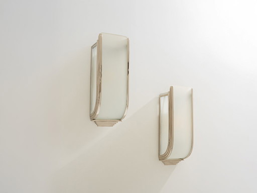 Coppia di lampade da parete in acciaio nichelato opalino, stile Art Déco francese, modernista, 1930