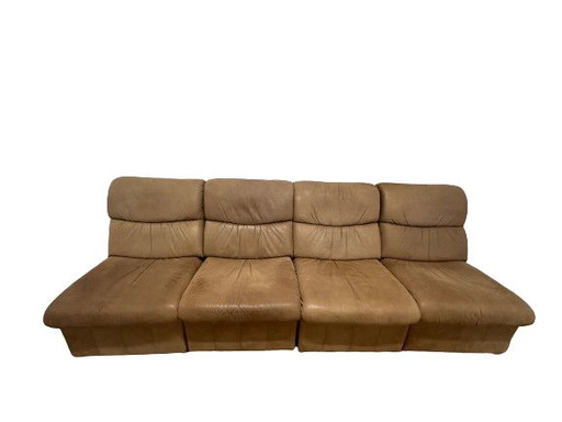 Sofá vintage con elementos de cuero