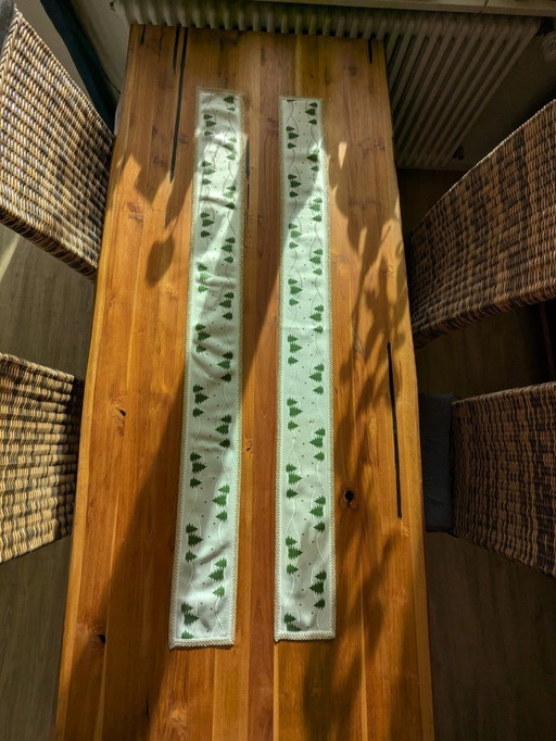 Set aus 2 Vintage Weihnachts-Tischläufern – Weiß mit grünen Tannen & goldfarbenen Verzierungen