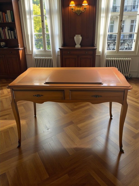 Image 1 of Schreibtisch aus geformtem Nussbaumholz im Stil Louis XV.