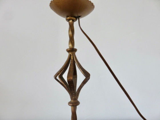 Image 1 of Grote smeedijzeren lamp met een gouden patina in de "art & crafts"-stijl.