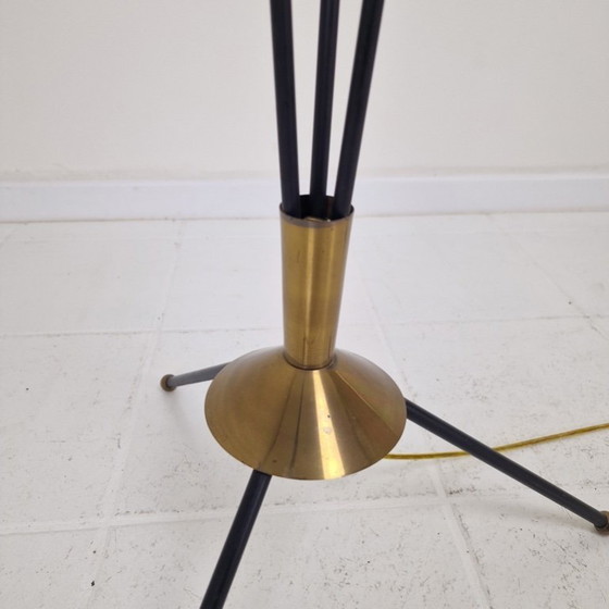 Image 1 of Lampadaire trépied en verre opalin et laiton, Italie, années 1950